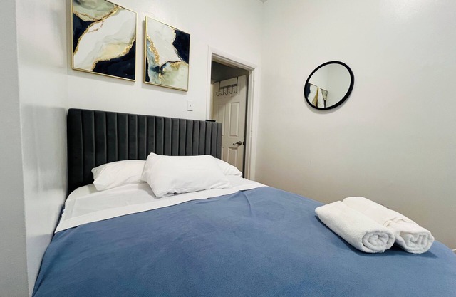 Rare 2BD/2BA Theater District with AC and fast WiFi