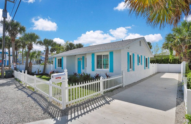 Rare Find, Ocean across street, Ample Parking, Restaurants, Murals in Home!