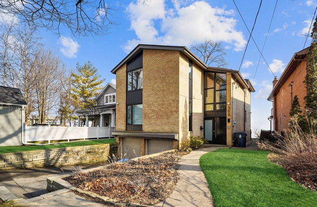 Rare Waterfront 4-bedroom on the Lake
