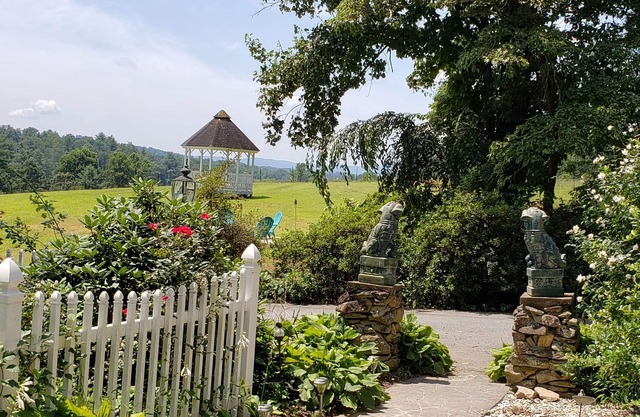 Rates reduced for remaining September nights! POOL STILL OPEN!