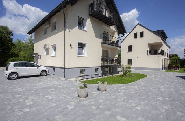 Razingar Apartments