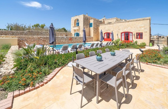 Razzett Gaia - Farmhouse with garden, pool and sea views, sleeps 16