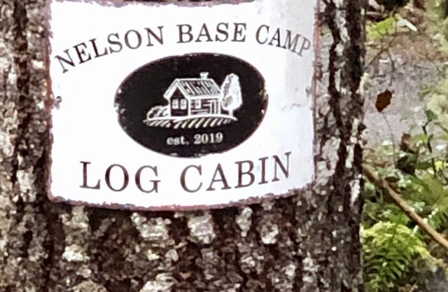 Real log cabin 1 bedroom & loft, full sz. appliances, wood stove, Clawfoot tub