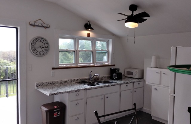 Really nice loft apartment, located 1 mile from beach areas and Sachuest point.