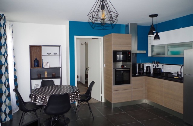 Recent apartment in the heart of downtown with private parking