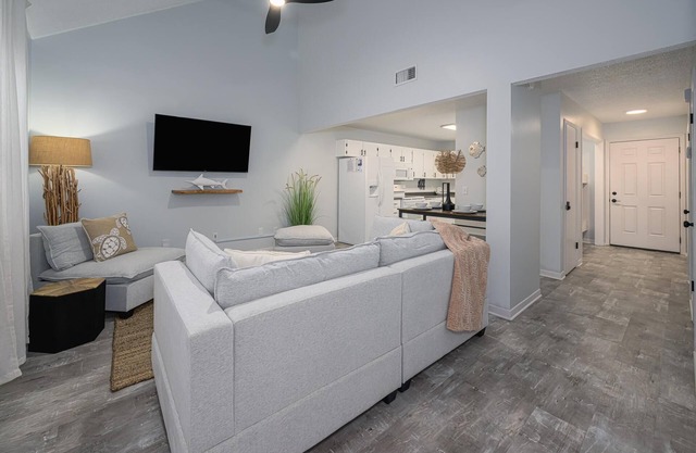 ~Recently Remodeled/Near Beach & Great Attractions in Quiet Residential Area~