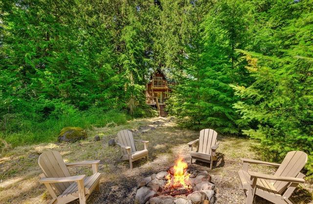 Recently remodeled riverfront home with fireplace, firepit & W/D - dog-friendly