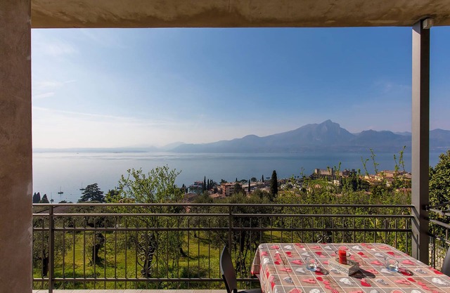 Recently renovated apartment, modern and elegant, with lake view!