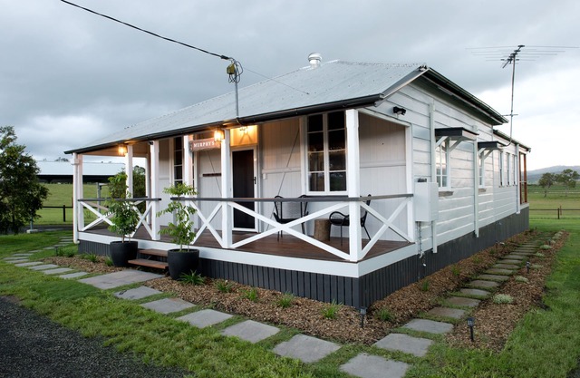 Recently renovated cottage, enjoy a bath with a view