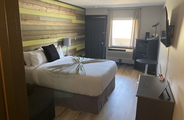 Recently Renovated and Now Open For You To Stay! Close to the Water