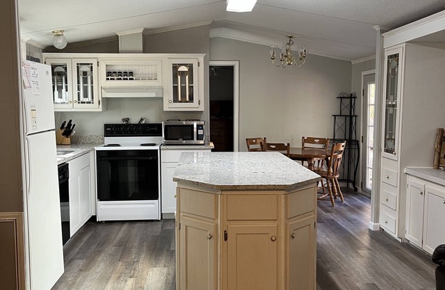 RECENTLY UPDATED Lake Texoma Private Acreage! Sleeps 8. Pet Friendly. 3 acres.