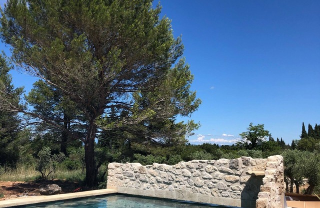 Recharge your batteries in a haven of peace in the heart of the Alpilles mountains
