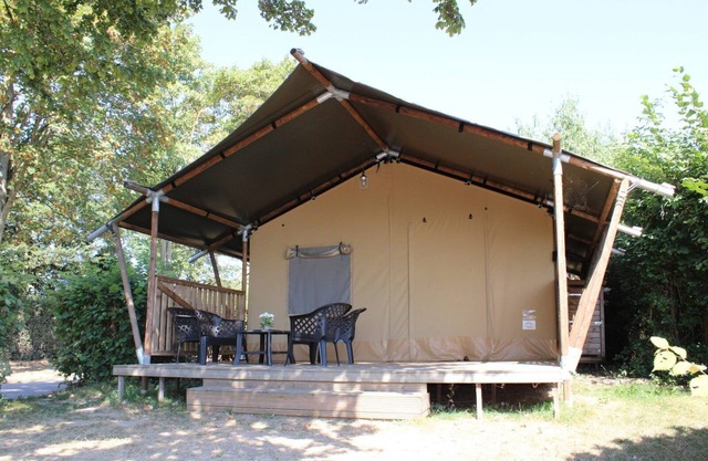Recharge in nature and escape the hustle and bustle in our safari tent with a luxury bathroom.