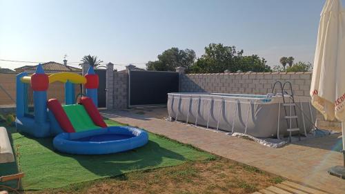 Recinto con casa prefabricada en Chiclana