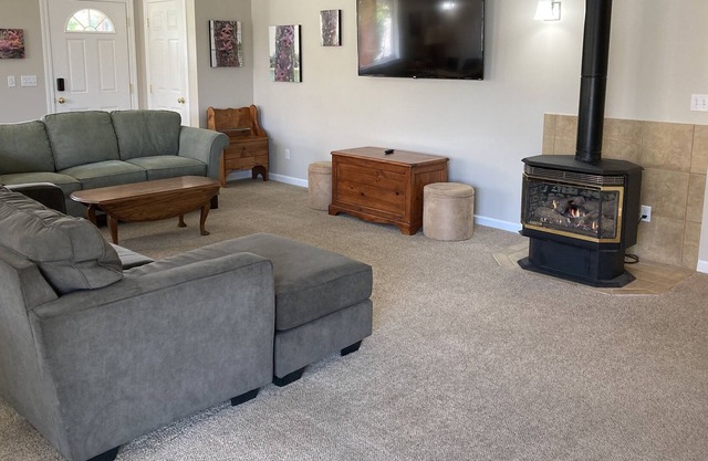 Recreation Retreat - 3BR/2BA Walk to town, trails, rink, pizza, theater, river!