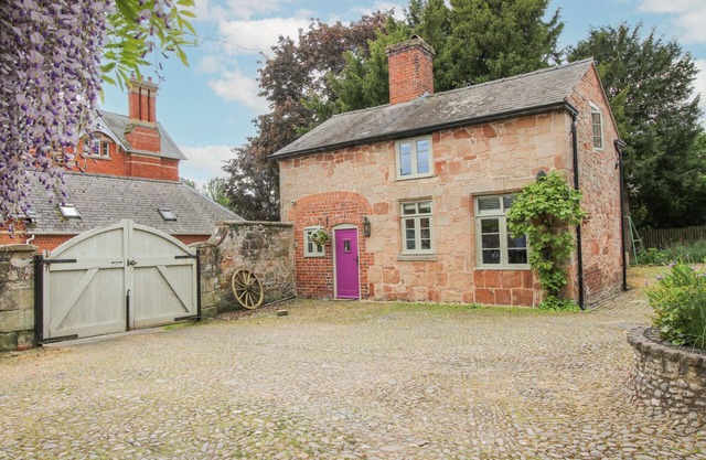 RECTORY COTTAGE, pet friendly, with a garden in West Felton