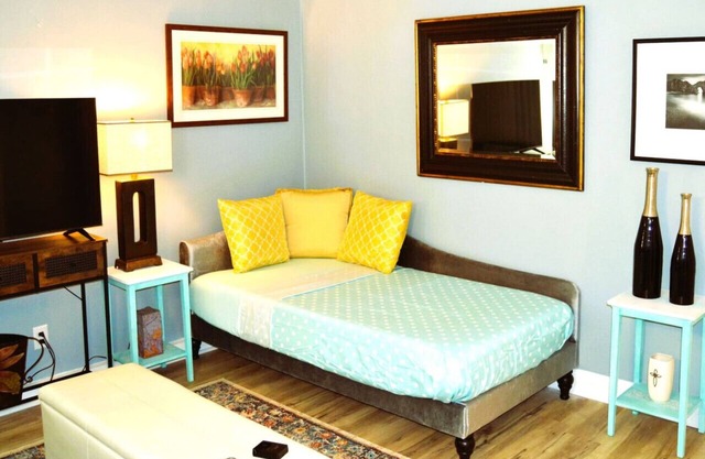 Red 3: A Cozy Two-bedroom Apartment