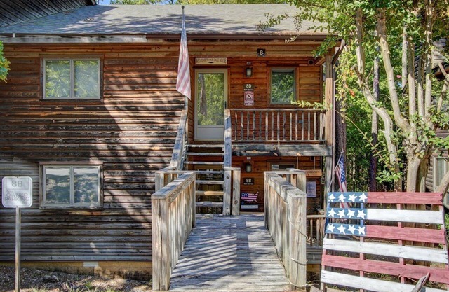 Red Bird Retreat/8DRB, Mt Harbor 2/2 Fully Stocked Next to Pool hosted by LOVR
