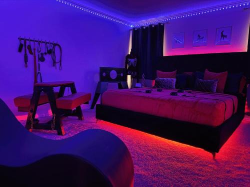 Red Chamber Tx King Spa & Couples Retreat