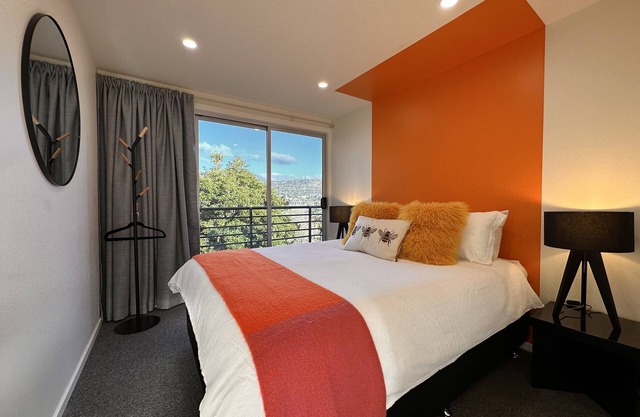 Red Door Apartment + 2 beds + Water views + Free WIFI