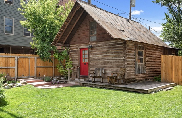Red Door Hideout | D/T Carbondale, A/C, Lush Yard