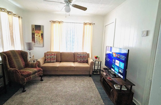 Red Door Lodge of Alexandria Charming 2-bedroom with WiFi and AC in amazing