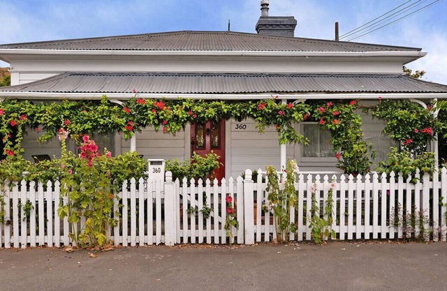 RED DOOR RETREAT - NELSON HOLIDAY HOME, family friendly in Nelson