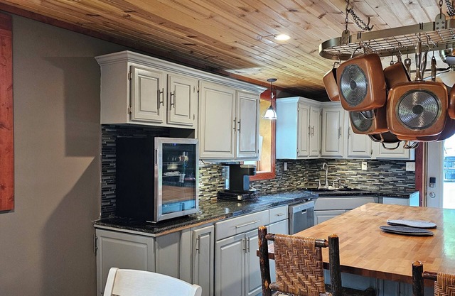 Red Hill House 3/2 RETREAT WITH HOT TUB 15 MINUTES FROM IU MEMORIAL STADIUM