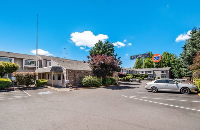Red Lion Inn & Suites Salmon Creek .