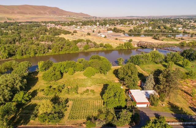 Red Mountain Villa: a riverfront property in Washington State wine country.