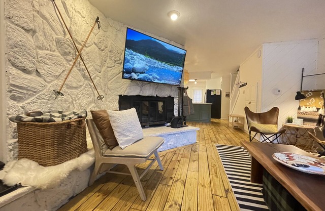 Red River Getaway- Ski in/Ski Out, Updated Townhome, Best location, Sleeps 10