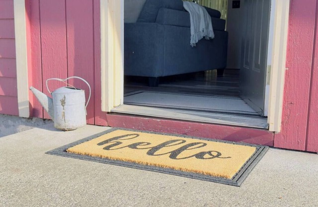 Red Robin Farmhouse - Pet Friendly - Fenced Yard