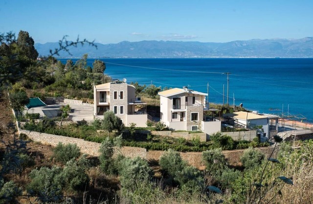 RED ROCK VILLAS PETALIDI