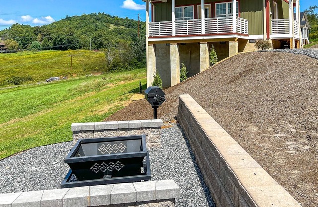 Red's Retreat 2BR/1BA Cabin Near Blue Ridge Parkway