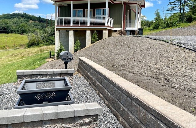 Red's Retreat-WIFI,AC,Gas Fireplace,Firepit,Grill,Views,Dog Friendly,King Bed