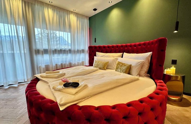 Red Velvet romantic apartment with balcony/river & mountain view