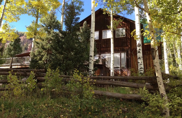 RedCliff Lodge w/hiking trails,specular fall colors, mtn views & great fishing!