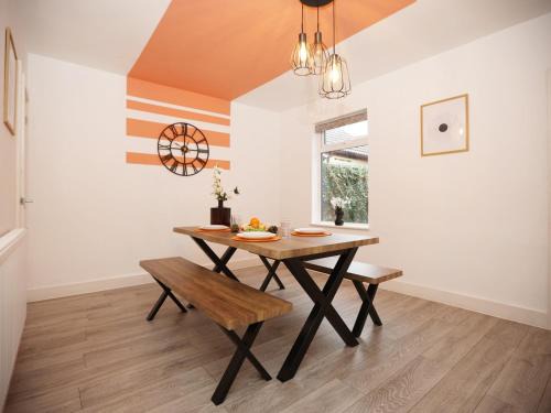 Redcliffe House By N And N Stays Ltd - Charming Home close to Designer Outlet, Perfect for Contractors & Workers with convenient on street parking