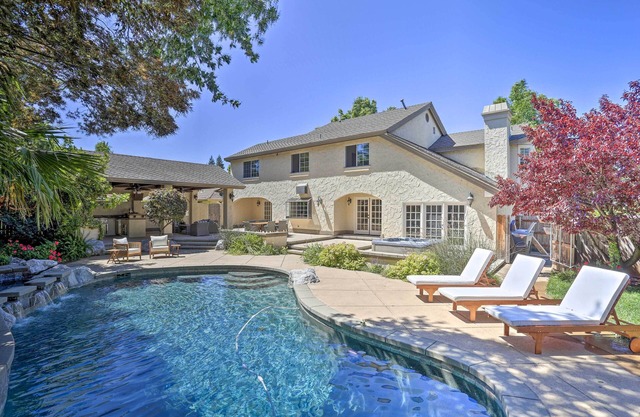 Redding Getaway w/Hot Tub & Outdoor Kitchen!