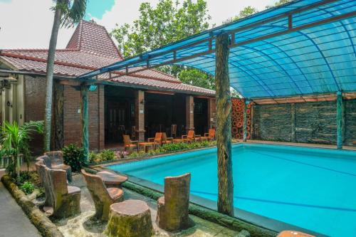 RedDoorz at Savitri Hotel