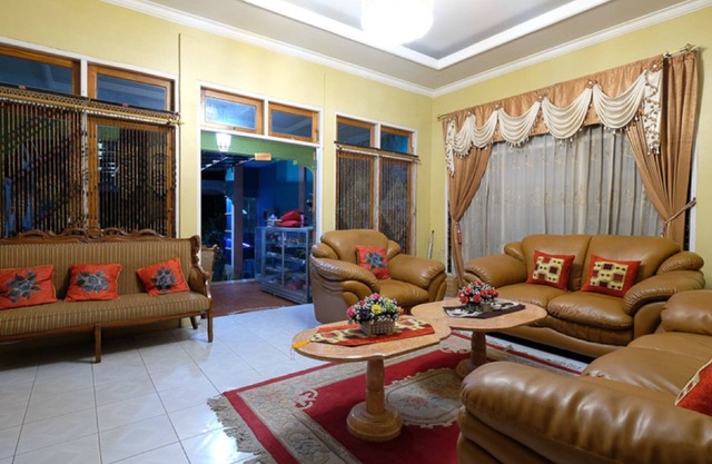 RedDoorz near Mangrove Forest Kupang