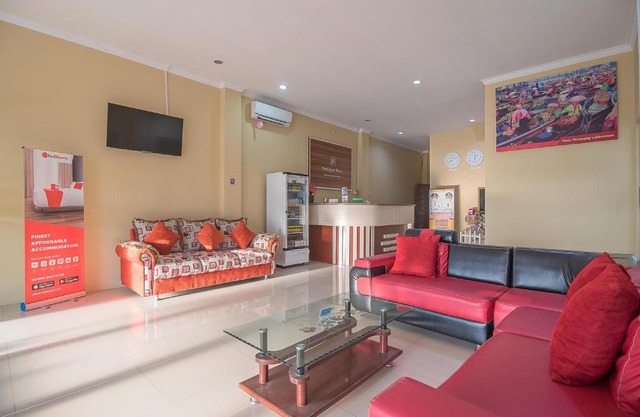 RedDoorz Plus near Syamsudin Noor Airport 3