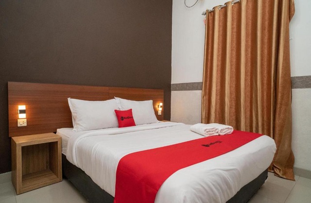 RedDoorz Syariah near Kota Cinema Mall Jatiasih