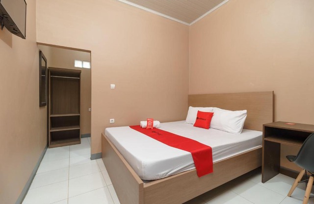 RedDoorz Syariah near Siloam Hospitals Bulak Kapal