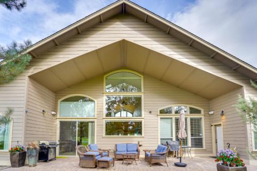 Redmond Golf Getaway - Near Smith Rock State Park!