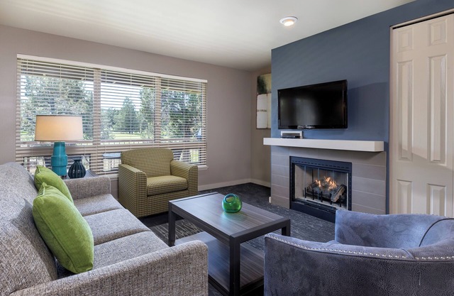 Redmond, OR: 2 Bedroom Condo with Balcony, Mini Kitchen, 2 Pools, 3 Golf Courses