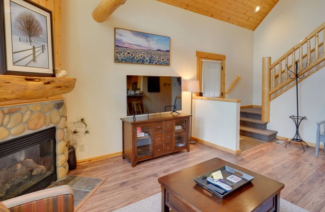Redmond Retreat: Fireplace, Resort Pool & Hot Tub