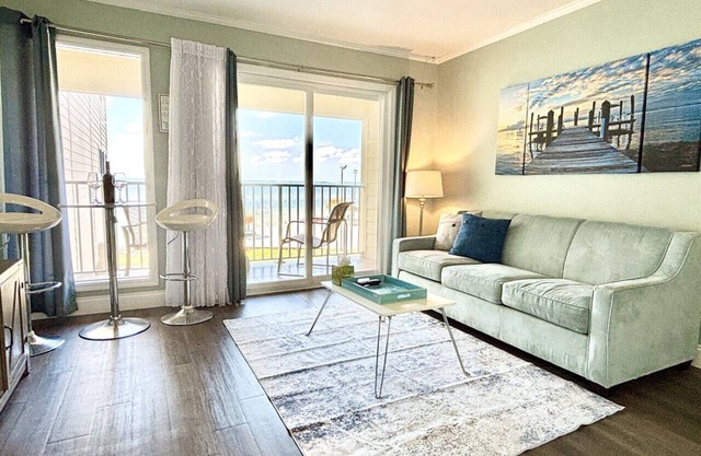 Reduced 20%! Amazing Pool, Balcony-Waterfront View