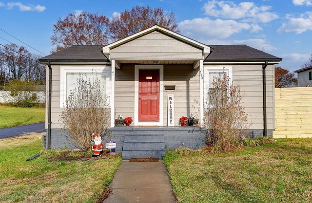 Reduced Pricing - Corner House - Just 5 mins. from Downtown Concord - BBQ - Fenced Yard - Pets OK