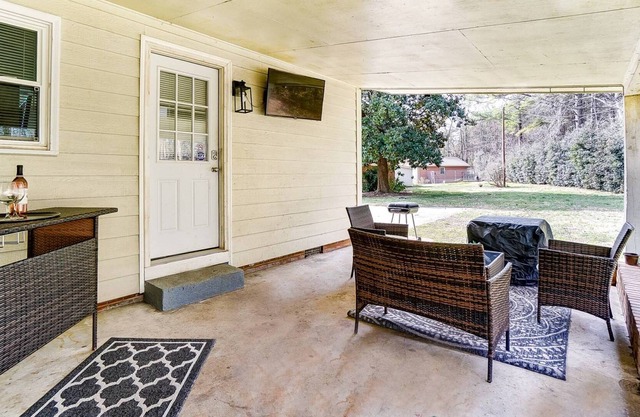 Reduced Pricing - Cute & Cozy Cottage - Just 10 mins. from Downtown Concord - Pets Ok - Large Yard
